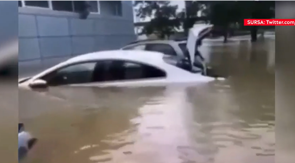 Stare de urgență într-un oraș din Crimeea, după ce a fost inundat. Apa a acoperit mașinile și ajunge în autobuze. VIDEO