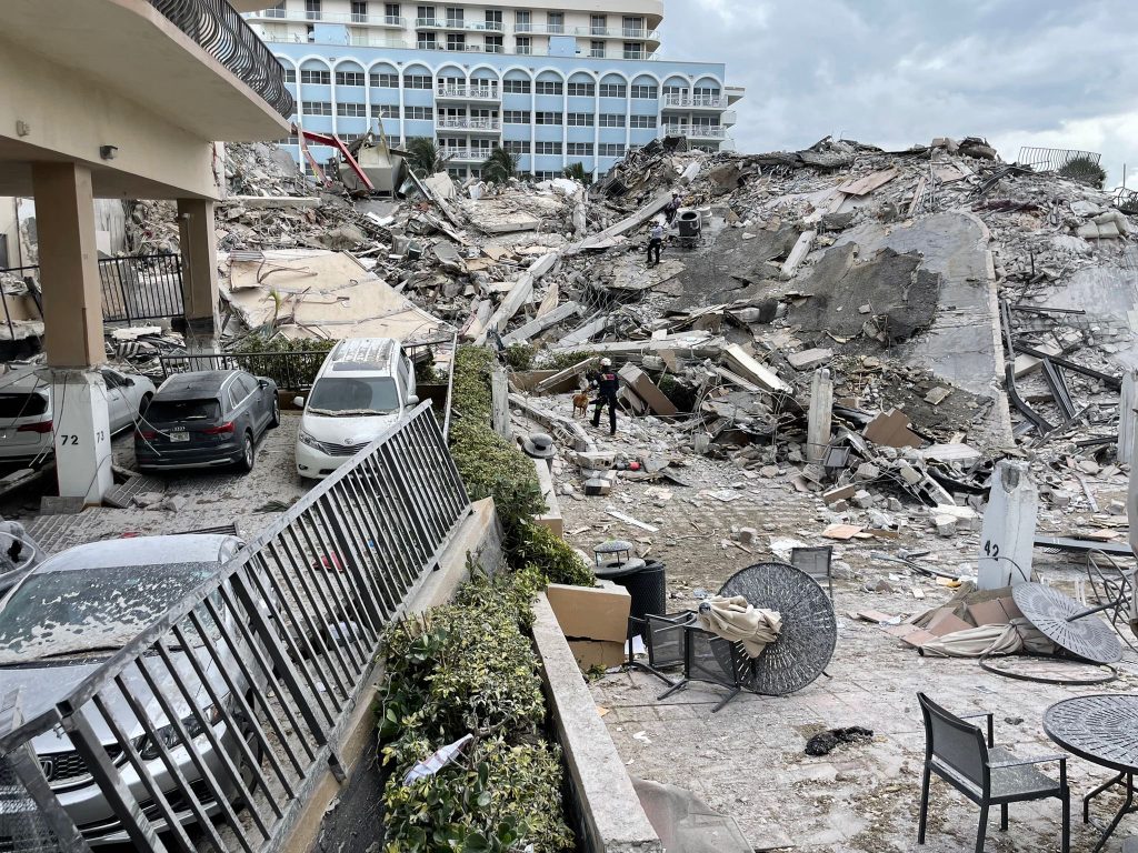 Ruinele clădirii prăbușite din Miami. Foto: Miami-Dade Fire Rescue