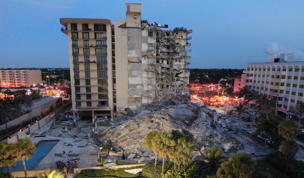 Ruinele clădirii prăbușite din Miami. Foto: Miami-Dade Fire Rescue