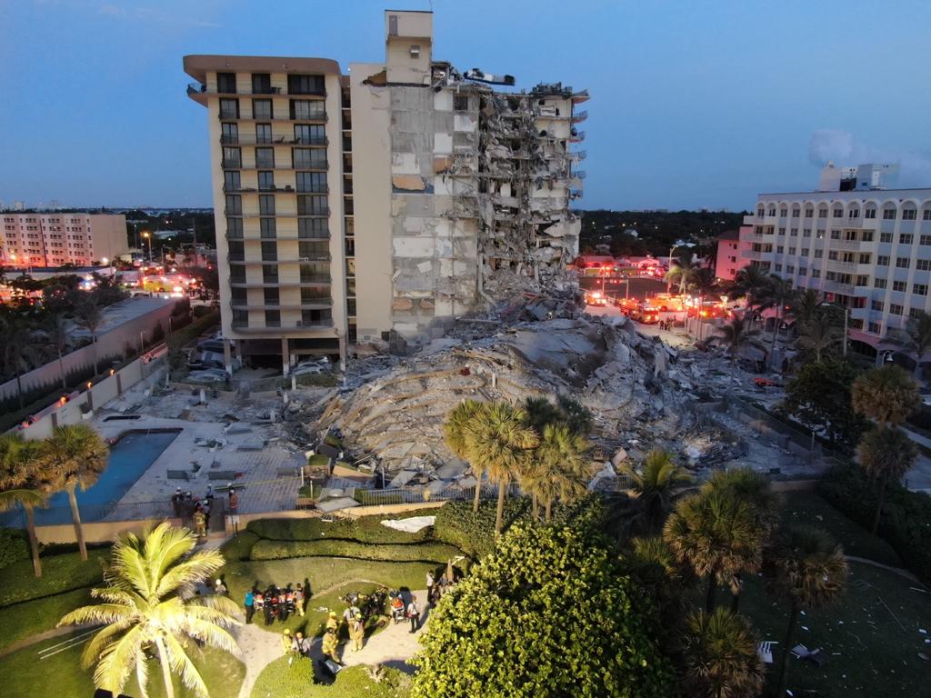 Ruinele clădirii prăbușite din Miami. Foto: Miami-Dade Fire Rescue