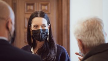 clotilde armand cu o masca neagra pe fata.