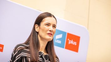 Clotilde Armand în fața unui panou USR PLUS.