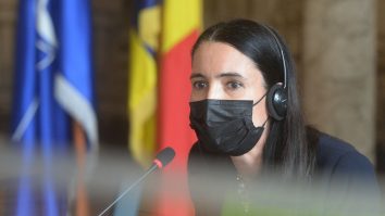 Clotilde Armand vorbește la microfon.