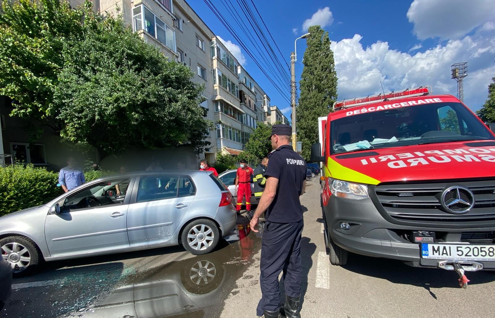 Bebeluș de o lună, salvat de pompieri, după ce a rămas blocat într-o mașină parcată pe marginea unui bulevard din Constanța
