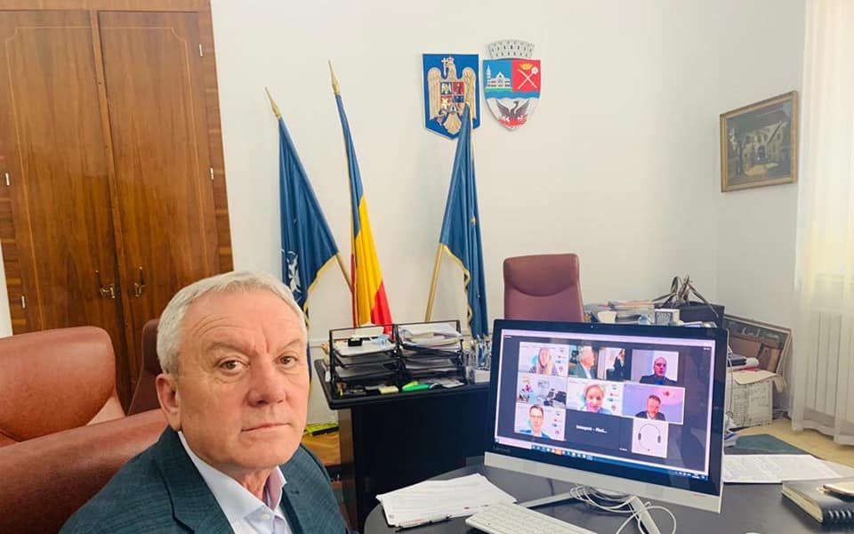 Constantin Toma, primarul municipiului Buzău, în biroul sau.