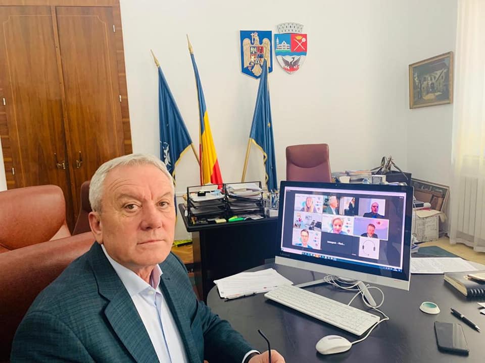 Constantin Toma, primarul municipiului Buzău, în biroul sau.