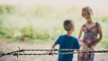 O fetiță de nouă ani s-a luptat cu trei bărbați care au vrut să o răpească de la locul de joacă