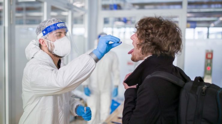 STUDIU: Numărul persoanelor infectate cu coronavirus a crescut de patru ori într-o lună, în Anglia