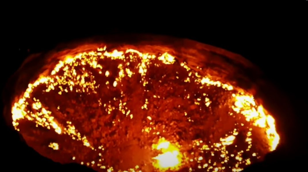 „Porțile Iadului“, un mister ținut secret de URSS? Povestea craterului care arde de zeci de ani în deșertul Karakum. VIDEO