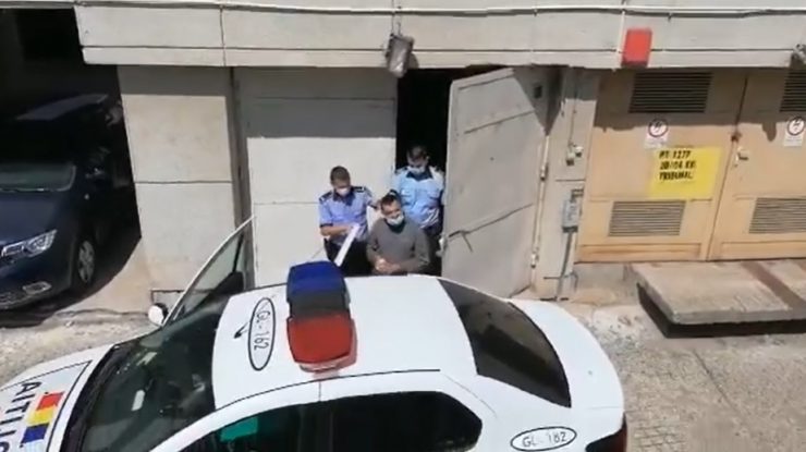 Un tânăr din Galați a omorât ca să-şi răzbune fratele. Criminalul a cântat o melodie rap, în drum spre arest