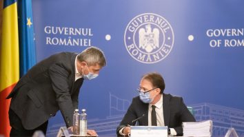 Dan Barna și Florin Cîțu discută în ședință de Guvern. Foto: gov.ro