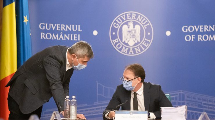 Dan Barna și Florin Cîțu discută în ședință de Guvern. Foto: gov.ro