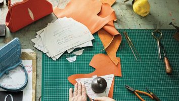 Unul dintre cei mai cunoscuţi designeri de genţi şi pantofi din România a transformat pandemia într-o perioadă intensă de creaţie. Cum a reușit?