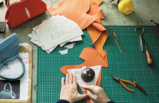 Unul dintre cei mai cunoscuţi designeri de genţi şi pantofi din România a transformat pandemia într-o perioadă intensă de creaţie. Cum a reușit?