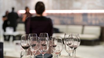 Ce vinuri beau românii: „Puternic vin din spate și cele spumante”