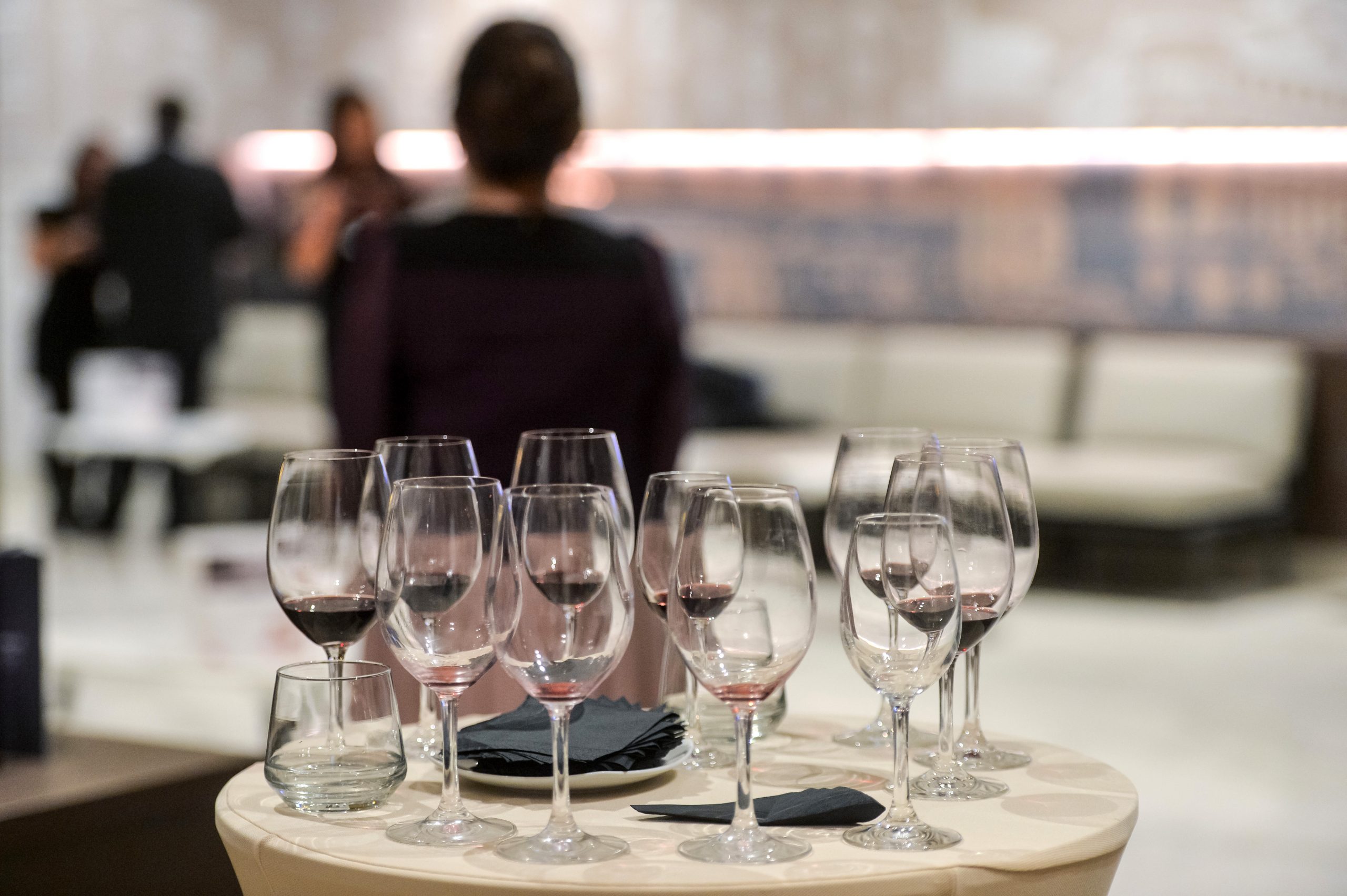 Ce vinuri beau românii: „Puternic vin din spate și cele spumante”