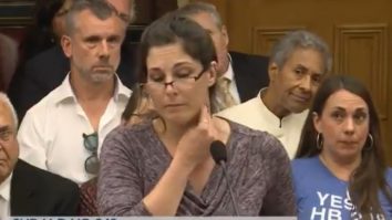 Video. O asistentă medicală a vrut să arate că vaccinul anti COVID-19 provoacă magnetism. Cheia i s-a desprins de pe gât în timpul discursului