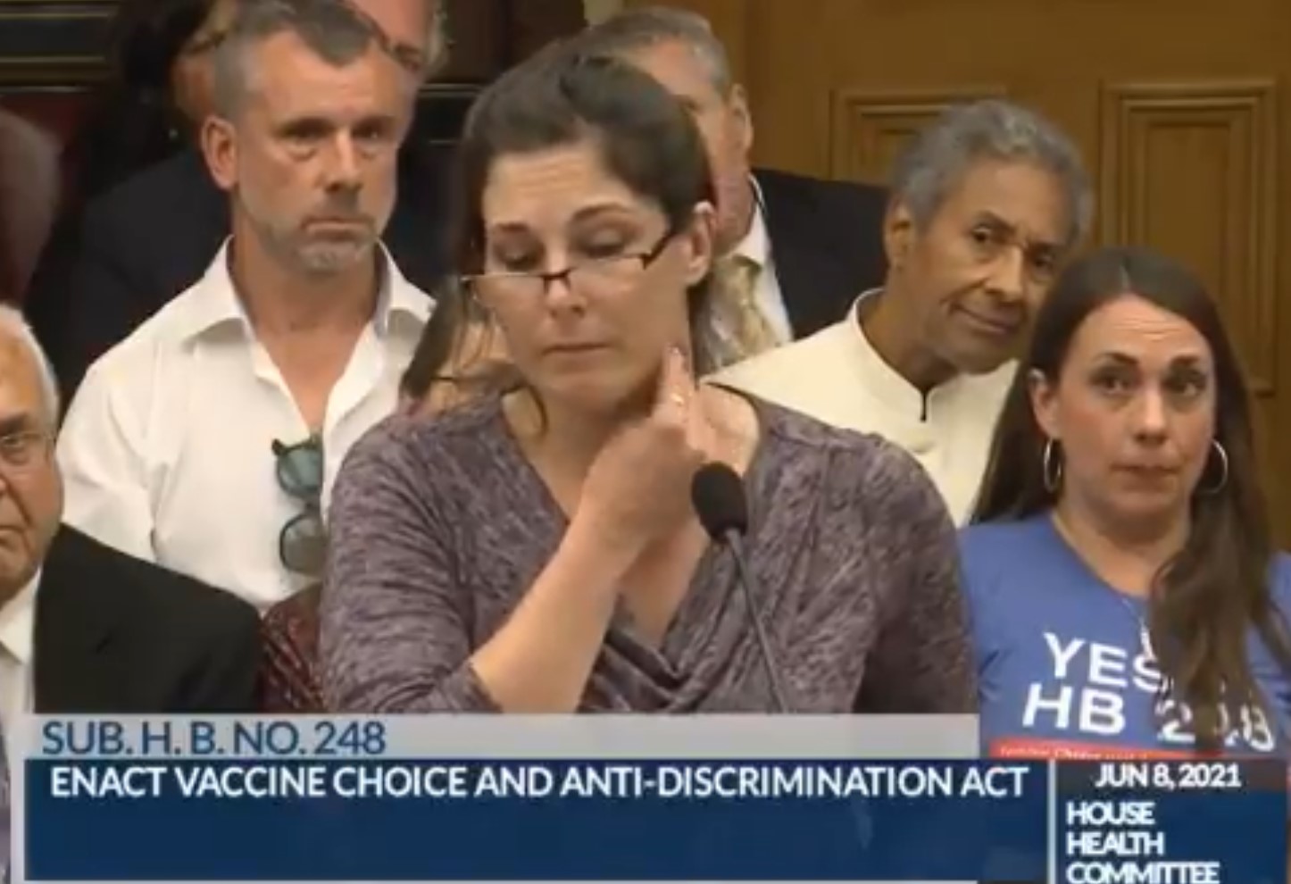 Video. O asistentă medicală a vrut să arate că vaccinul anti COVID-19 provoacă magnetism. Cheia i s-a desprins de pe gât în timpul discursului