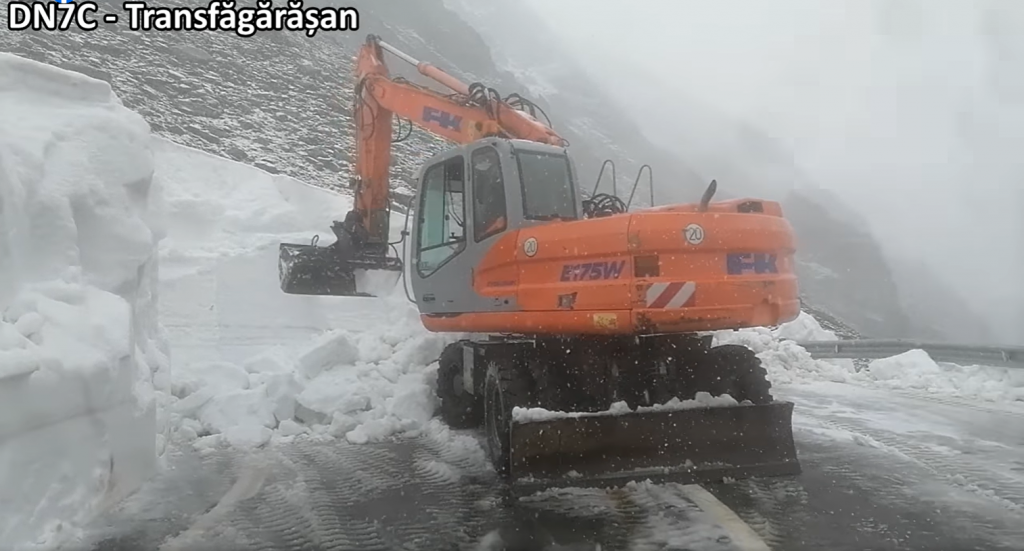 Acțiune de deszăpezire pe Transfăgărășan, pe 1 iunie 2021. Foto: DRDP Brașov