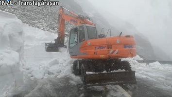Acțiune de deszăpezire pe Transfăgărășan, pe 1 iunie 2021. Foto: DRDP Brașov