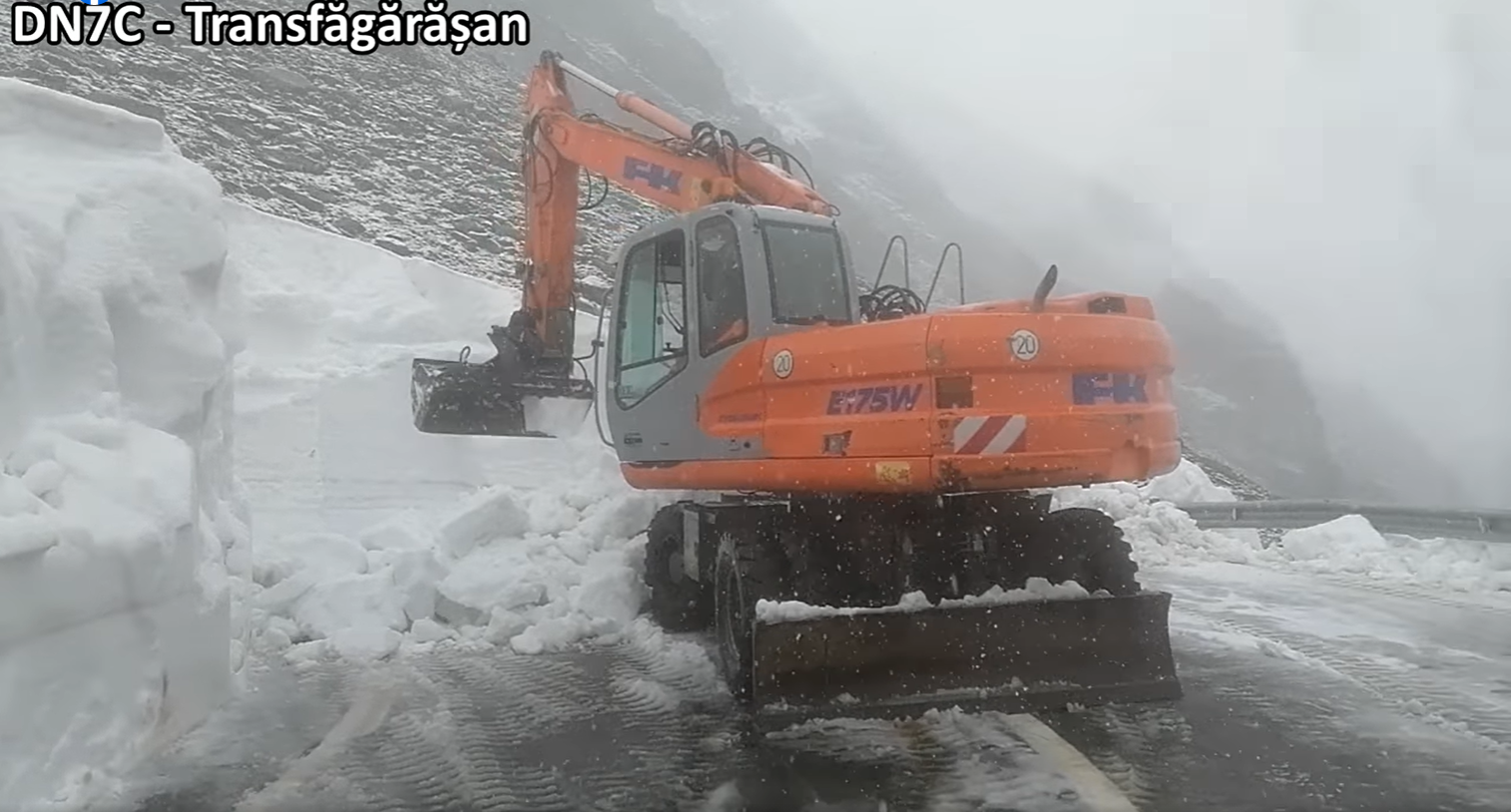 VIDEO: Ninsoare în munţi. Utilajele încearcă să deszăpezească Transfăgărăşanul şi Transalpina