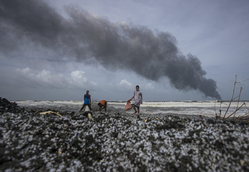 Sri Lanka se confruntă cu cel mai grav dezastru ecologic din istoria sa. O navă cu substanțe chimice arde de 10 zile. Daunele provocate