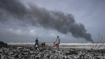 Sri Lanka se confruntă cu cel mai grav dezastru ecologic din istoria sa. O navă cu substanțe chimice arde de 10 zile. Daunele provocate