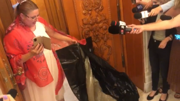 Sacul cu caare Diana Șoșoacă a venit în Parlament la dezbaterea moțiunii de cenzură.