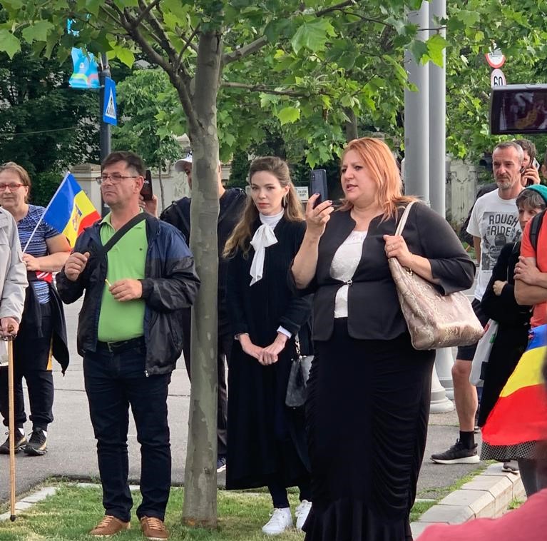 Senatoarea Șoșoacă, manifestație la Arcul de Triumf la 101 ani de la semnarea Tratatului de la Trianon. VIDEO