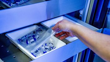 Doze de vaccin scoase din congelator de o asistentă.