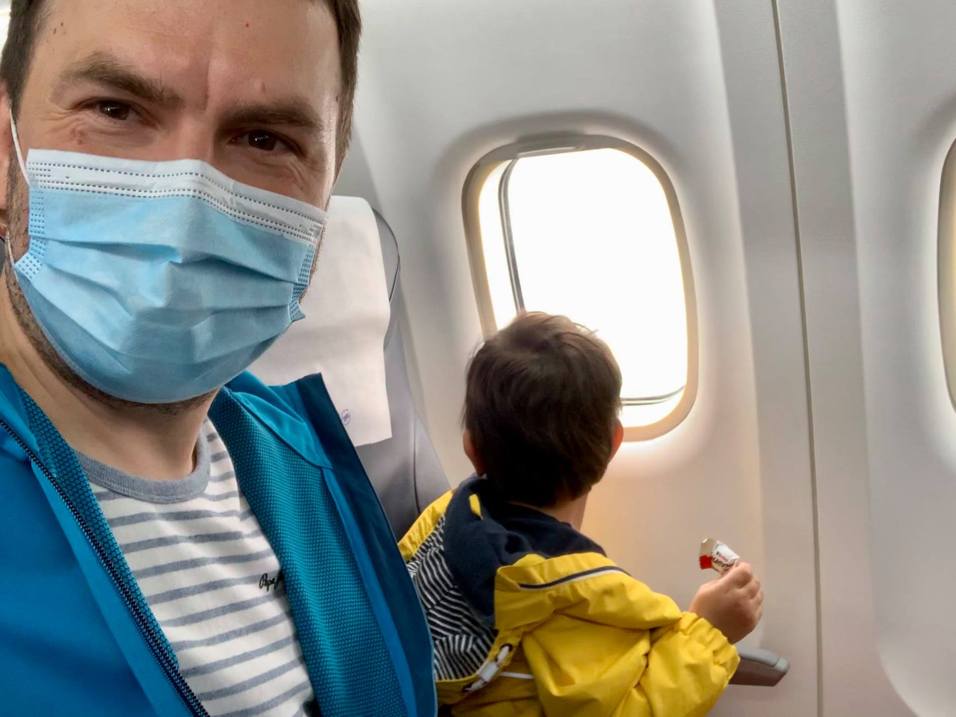 Ministrul Transporturilor și copilul său, plimbare cu avionul TAROM într-o cursă specială. „O idee excelentă de 1 iunie”