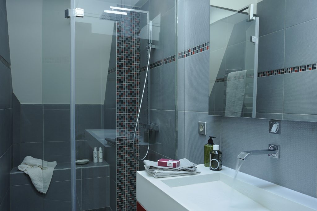 baie modernă cu duș