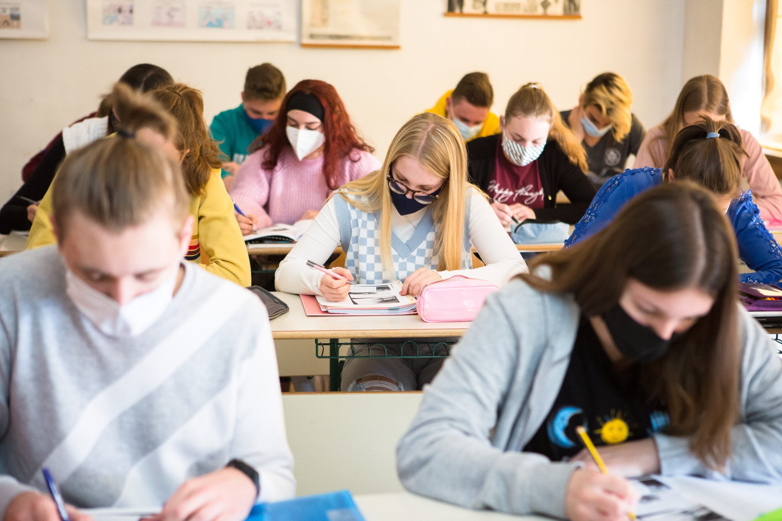 Mai mult de jumătate din elevi nu înțeleg ce scriu, dar iau bursă de merit