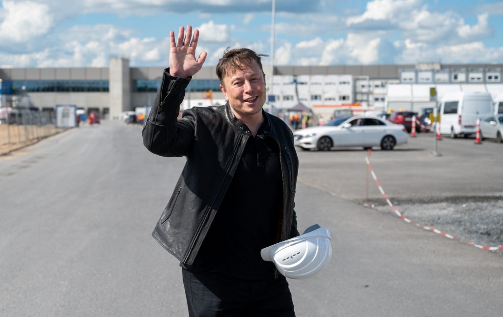 Elon Musk, în vizită la construcția fabricii din Germania.