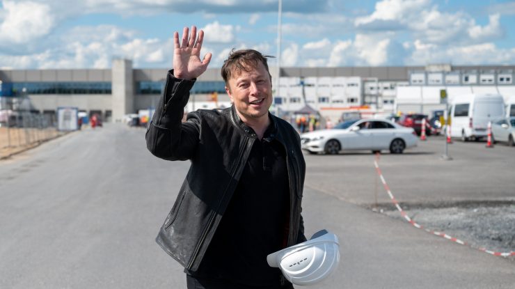 Elon Musk, în vizită la construcția fabricii din Germania.