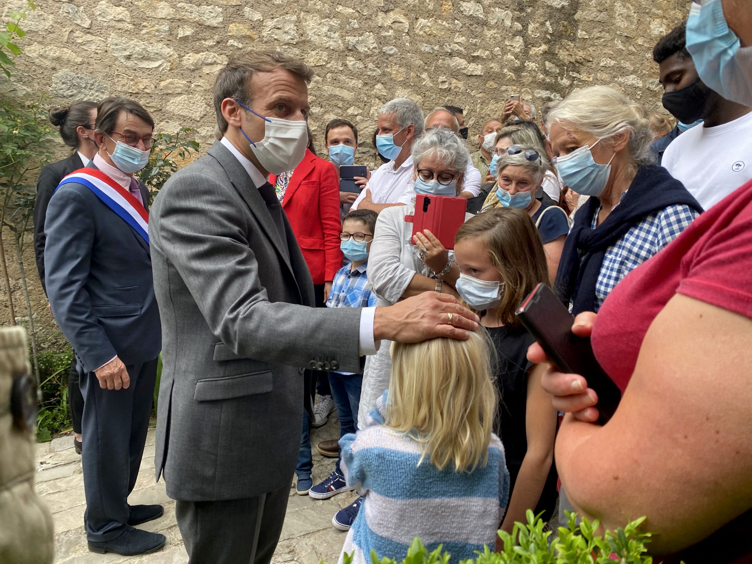 VIDEO. Noi imagini cu momentul în care Emmanuel Macron e pălmuit de un bărbat, în timpul turneului. Alți lideri francezi care au pățit la fel