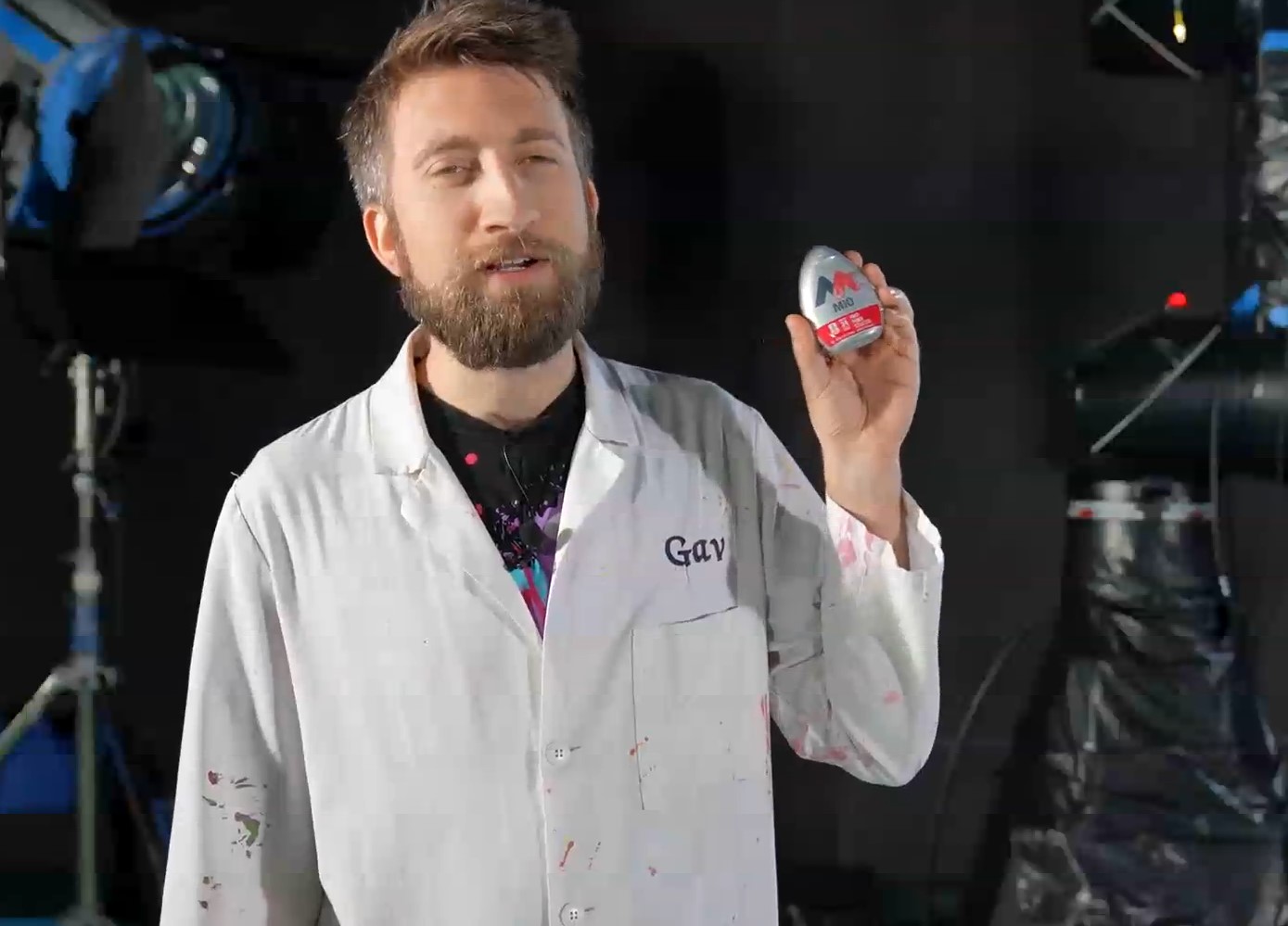 Vloggerul care a creat un experiment cu mentosane. Imaginile spectaculoase, filmate cu ajutorul unui braț robotizat