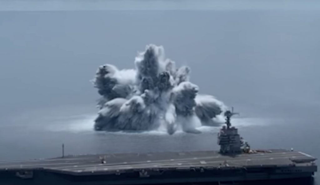 Explozie cu puterea unui cutremur de 3,9 pe scara Richter, provocată în timp ce armata SUA testa un portavion. VIDEO