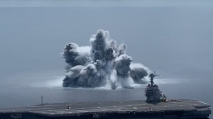 Explozie cu puterea unui cutremur de 3,9 pe scara Richter, provocată în timp ce armata SUA testa un portavion. VIDEO