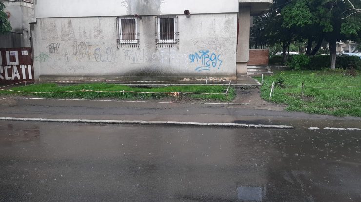 Explozie subterană, lângă un bloc de locuințe din Constanța. Focul a început să iasă din pământ. FOTO/VIDEO