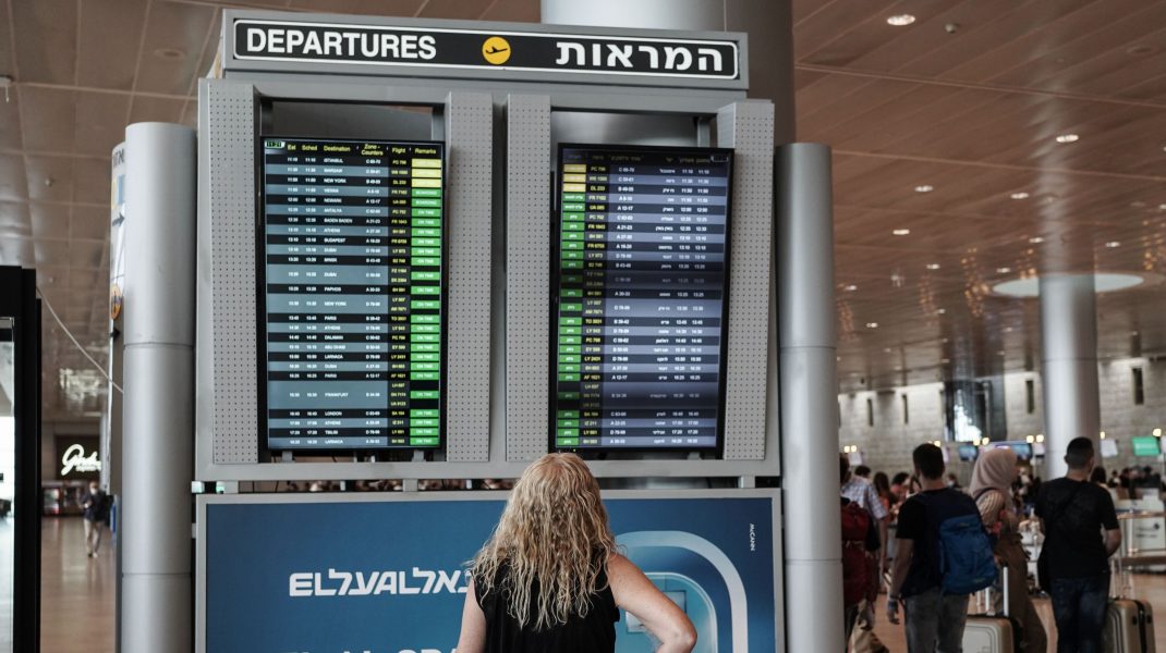 o femeie in aeroportul ben gurion din israel