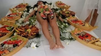 Tânără aproape goală, folosită pe post de masă la o petrecere. Cum își explică reprezentanții restaurantului momentul controversat