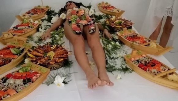 Tânără aproape goală, folosită pe post de masă la o petrecere. Cum își explică reprezentanții restaurantului momentul controversat