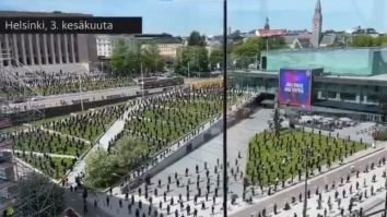 VIDEO. Cum protestează finlandezii față de restricțiile din pandemie: aliniați în coloane, respectând distanțarea socială