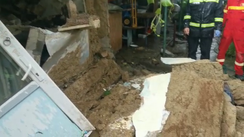 Femeie din Galați, prinsă sub dărâmăturile casei sale. A fost scoasă de pompieri. VIDEO
