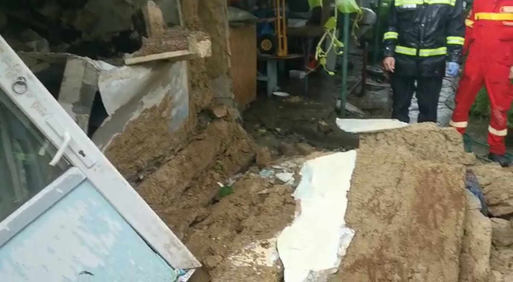 Femeie din Galați, prinsă sub dărâmăturile casei sale. A fost scoasă de pompieri. VIDEO