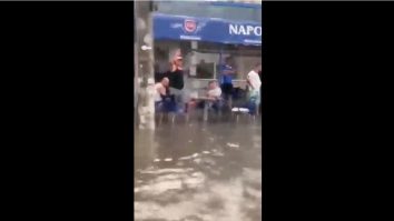 VIDEO. Galați, orașul de sub ape. Momentul în care mai mulți bărbați consumă alcool pe o terasă inundată