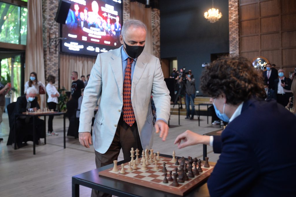 Garry Kasparov jucând șah cu Nicușor Dan.