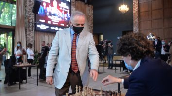 Garry Kasparov jucând șah cu Nicușor Dan.
