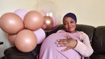 Record. O femeie de 37 de ani a născut 10 copii simultan